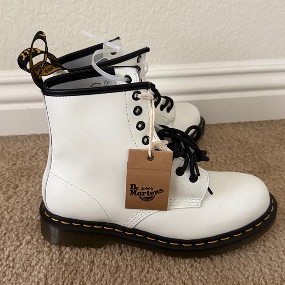 Dr. Martens 1460 Women’s Patent Leather Boots White – Size 8 NWT - Picture 3 of 10